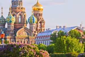 st petersburg kupoler och träd