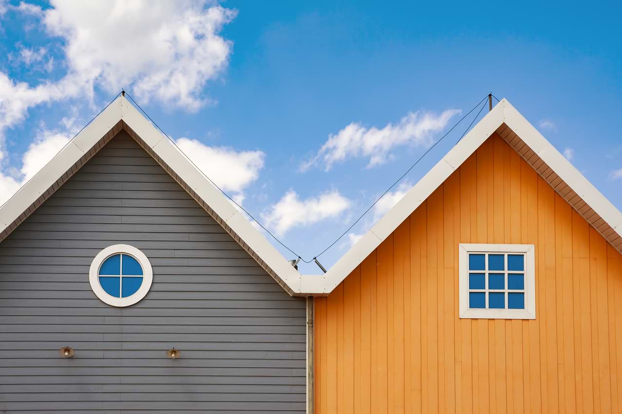 Gavlar på grått och orange svenska hus