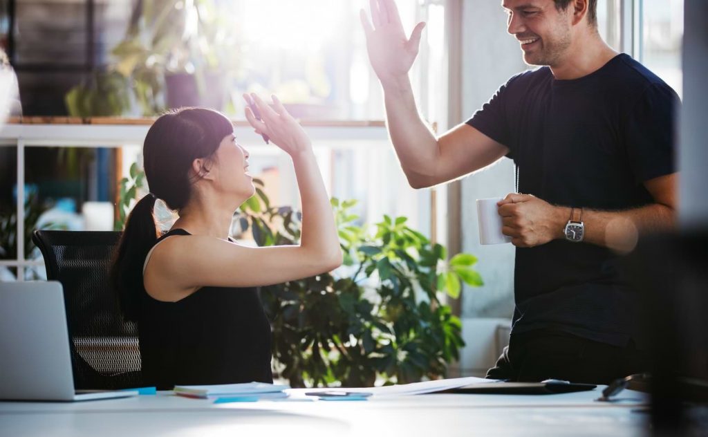 Kvinna och man som gör high-five